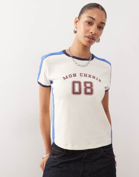 Lioness – Kremowy krótki i dopasowany T-shirt z kontrastowym wykończeniem i grafiką „Mon Cherie“ - view 1