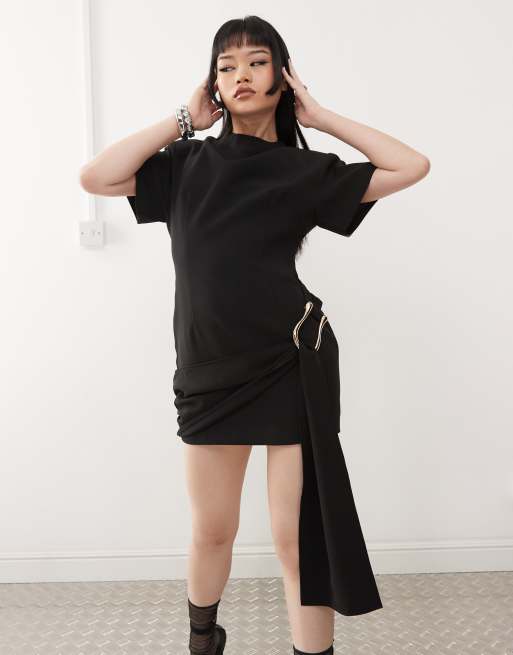 Lioness - Martini - Hoogsluitende mini jurk met structuur, gedrapeerde taille en hardware in zwart, 2 van 4