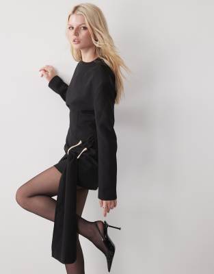 Lioness - Martini - Strukturiertes, hochgeschlossenes, langärmliges Minikleid in Schwarz mit Metalldetails und drapierte...