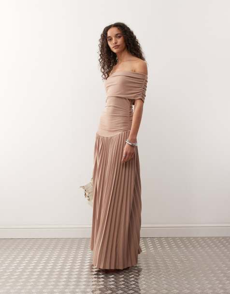 Lioness – Maxikleid in Mokka mit Carmen-Ausschnitt, geraffter Taille, Plissee-Rock und tiefem Saum - view 1