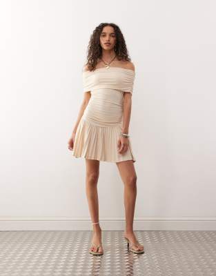 Lioness - Minikleid in Hellbeige mit Carmen-Ausschnitt, geraffter Taille, Plissee-Rock und tiefem Saum-Neutral