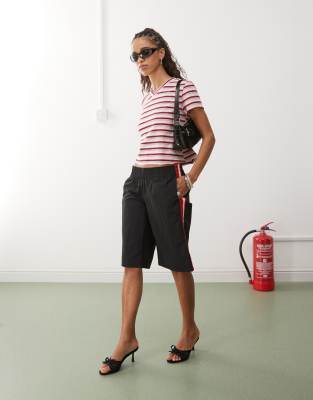 Lioness North Light V-neck Short Sleeve T-shirt In Red