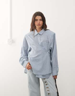 Lioness - Notting Hill - Oversize-Hemdbluse in kariertem Babyblau mit Multiway-Knopfleiste und Schulterpolstern