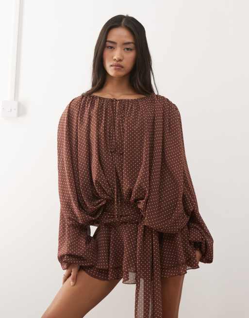 Lioness Petite - Elements - Robe courte à pois en mousseline drapée avec taille nouée et manches ballon - Chocolat/crème, 2 de 4