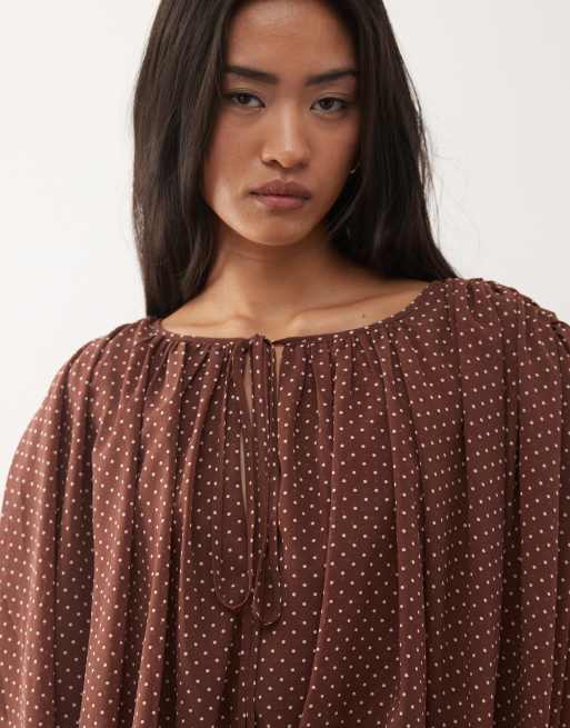 Lioness Petite - Elements - Robe courte à pois en mousseline drapée avec taille nouée et manches ballon - Chocolat/crème, 3 de 4