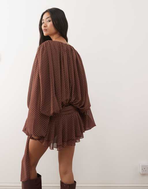 Lioness Petite - Elements - Robe courte à pois en mousseline drapée avec taille nouée et manches ballon - Chocolat/crème, 4 de 4