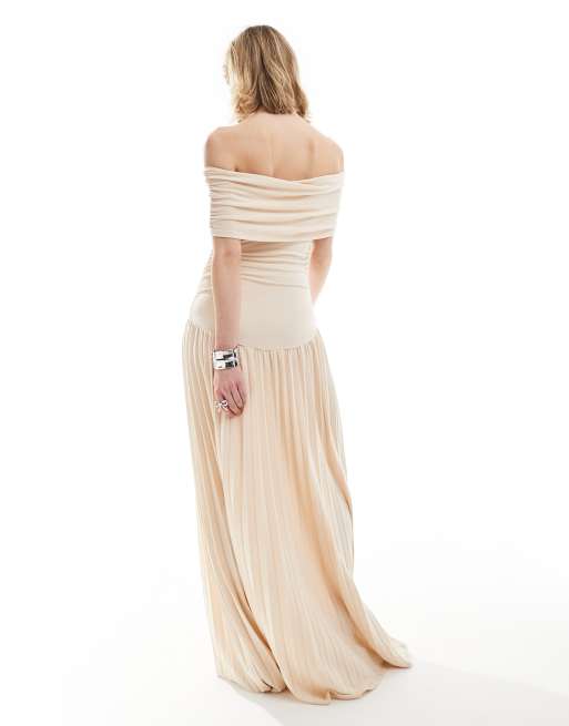 Lioness – Plissiertes Maxikleid aus Strickmaterial in Beige mit Bardot-Ausschnitt und tiefsitzender Taille, 2 von 4