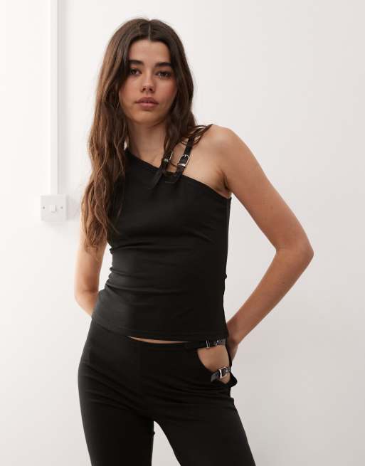 Lioness - Rebel - Asymmetrische tanktop met blote schouder en gespdetail in zwart, deel van co-ord set