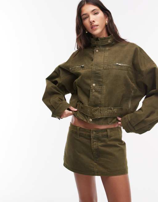 Lioness – Rinata – Zestaw z mieszanki bawełny w kolorze khaki: krótka kurtka w stylu utility z golfem i obniżoną linią ramion oraz spódnica mini, 3 z 3