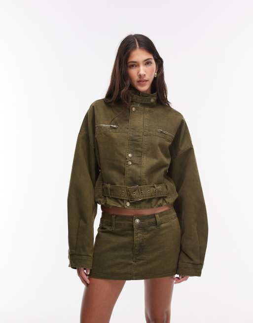 Lioness - Rinata - Coordinato con giacca corta multitasche e minigonna in misto cotone kaki con scollo a imbuto e spalle scese, 2 di 3