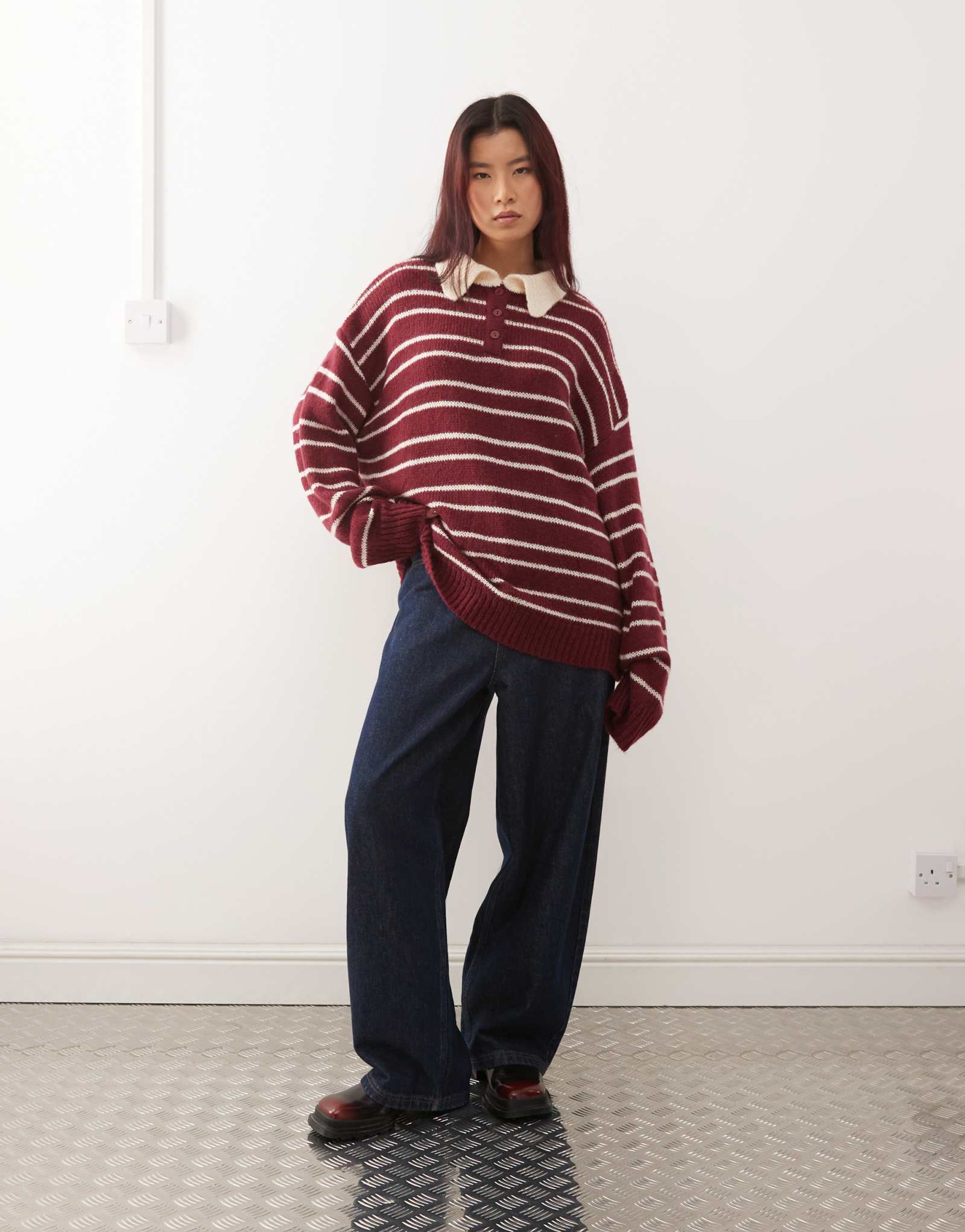 Вязаный свитер оверсайз с контрастным воротником 