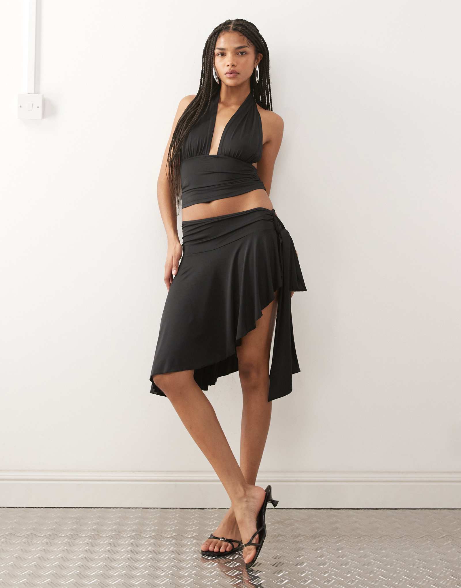 Асимметричная юбка миди в стиле сафари с рюшами на талии и драпировкой 