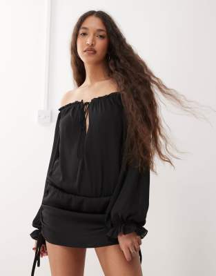 Lioness - Sevigny - Chiffon-Minikleid in Schwarz mit Carmen-Ausschnitt, gerafftem Rock und gebundener Vorderseite