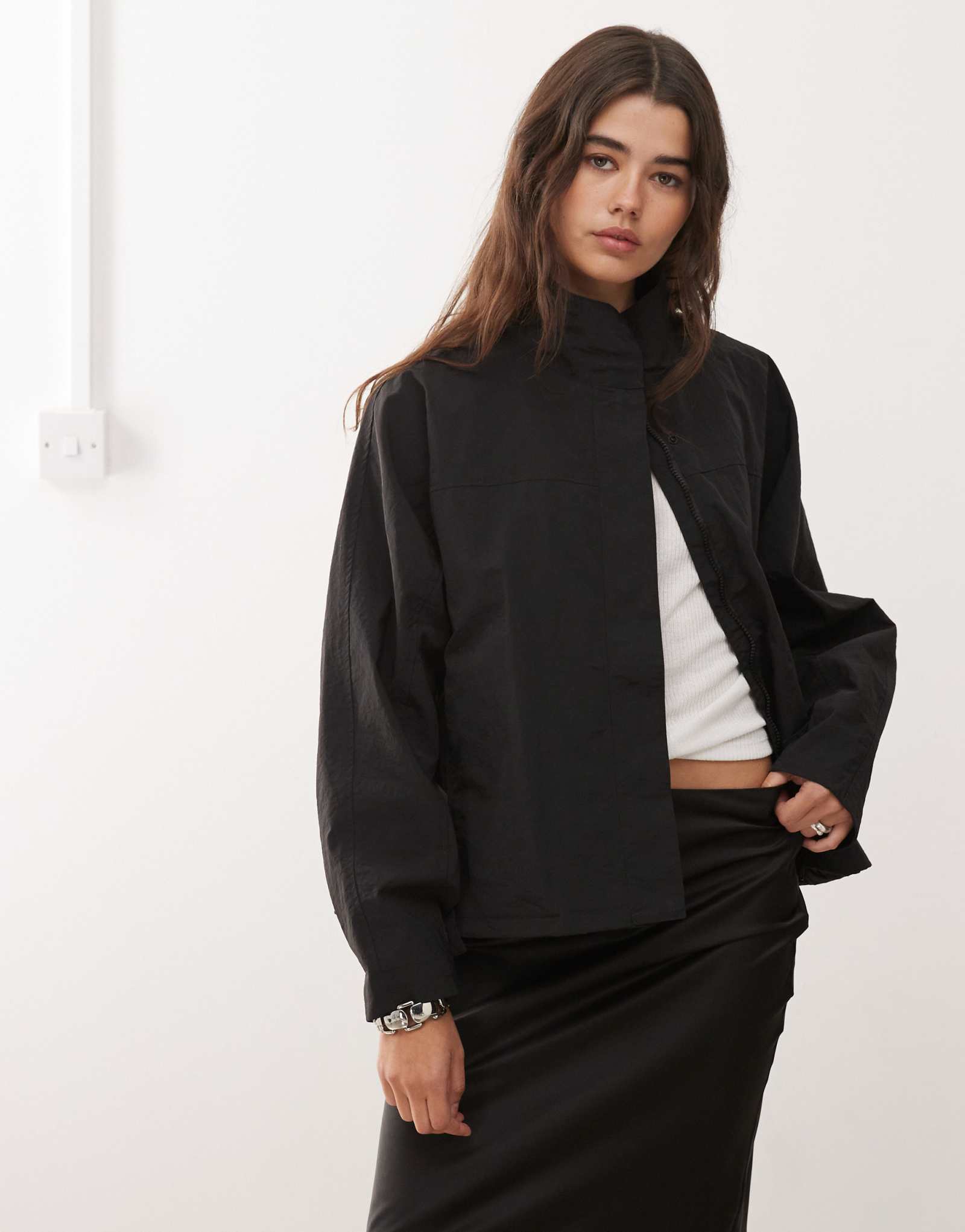 Хлопковая куртка-ветровка Lioness Shoreline из хлопка с высоким воротом и регулируемым подолом черного цвета