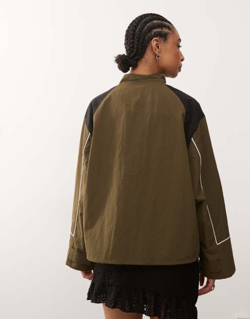 Lioness – Shoreline – Oversize-Windjacke in Safari-Grün mit kontrastierender Paspelierung am Kragen, 4 von 4