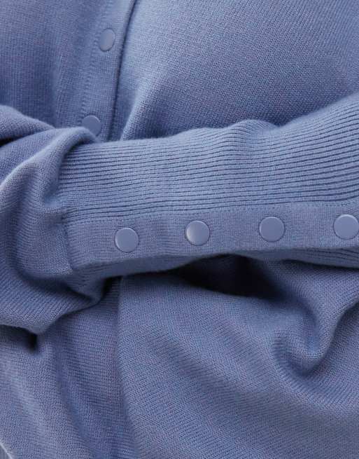 Lioness – Sundown– Strickjacke in Schieferblau mit geraffter, abfallender Taille und tief sitzenden Ärmelbündchen, 3 von 4