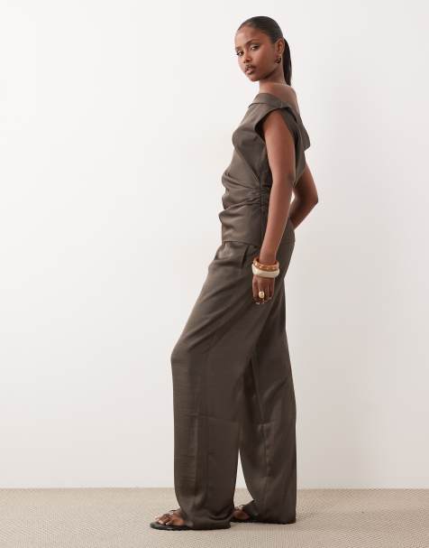 Lioness – Sweetheart – Satin-Set in Mokkabraun, aus schulterfreiem Oberteil und Hose mit lockerem Schnitt - view 1