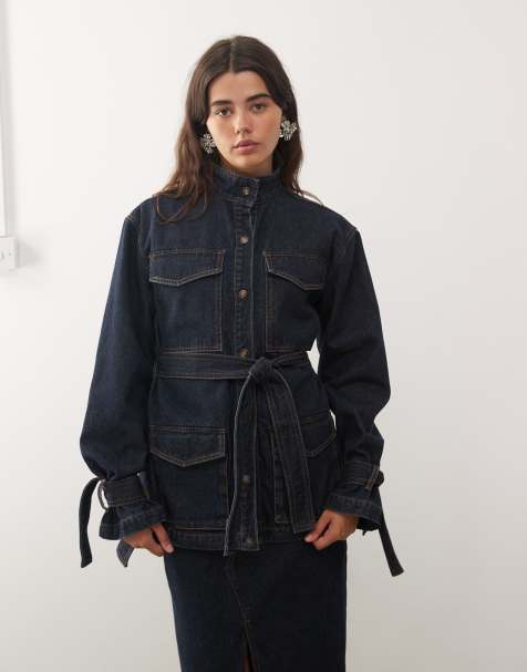 Lioness – Sweetness – Hochgeschlossene, taillierte Longline-Jeansjacke in Indigoblau mit Bindegürtel und gebundenen Ärmeln - view 1