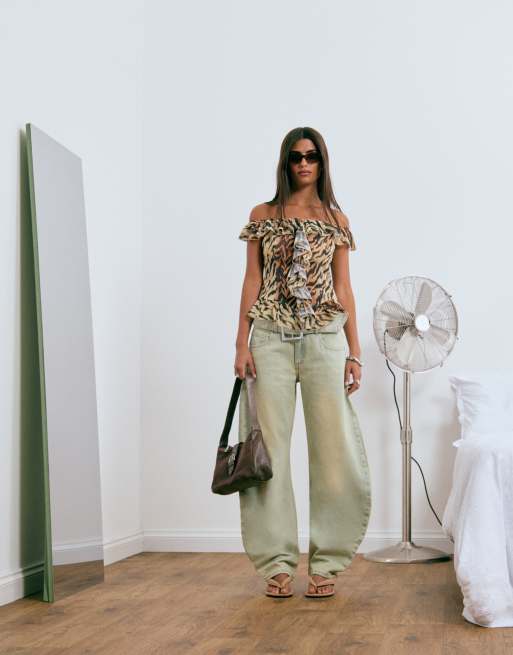 Lioness tidløs offshoulder-top med flæsedetalje og tigerprint, 2 af 4