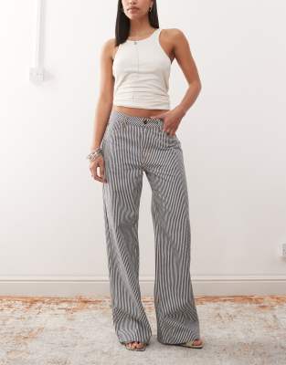 Lioness - Top Model - Jeans in Blau und Weiß gestreift mit niedrigem Bund und weitem Bein-Bunt