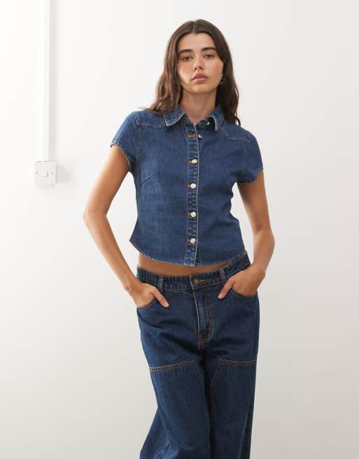 Lioness - Varsity Blues - Camicia a maniche corte in denim blu medio con colletto e cuciture a contrasto in coordinato