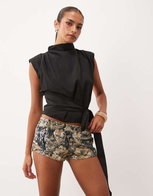 Lioness Villa minishorts med guld- och svart tryck, 2 av 5