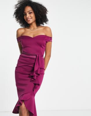 Lipsy - Bodycon-Kleid aus Satin in Beerenrot mit Bardot-Ausschnitt