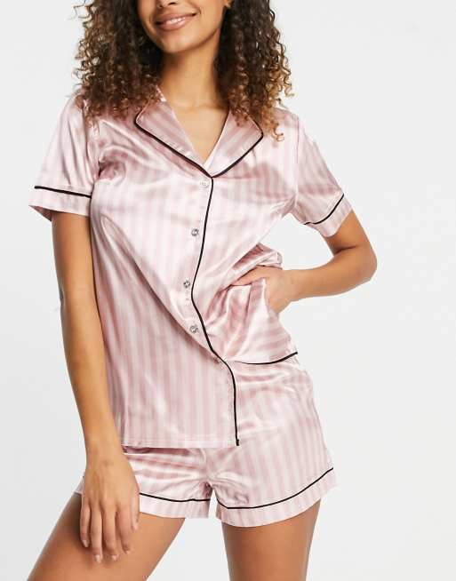 Lipsy – Pyjama-Set aus Satin mit Hemd und Shorts in Rosa gestreift | ASOS