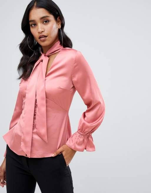 Lipsy – Satinbluse mit stoffüberzogenem Knopfdesign und Schluppe in Rosa