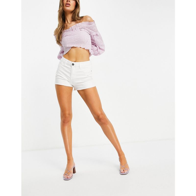 Lipsy – Shorts in weiß mit ausgefranstem Saum