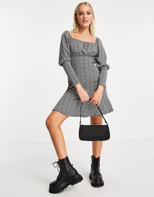 Lipsy – Sukienka mini z dekoltem karo w zwierzęcy wzór