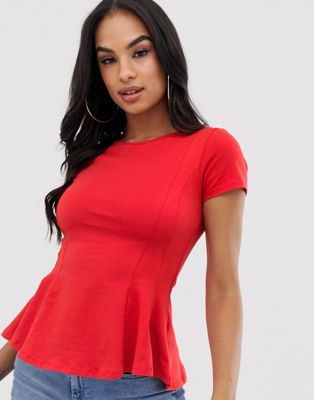 Lipsy – T-shirt med peplum-Röd