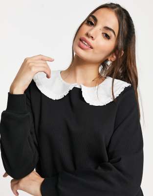 Black sweatshirt white outlet collar