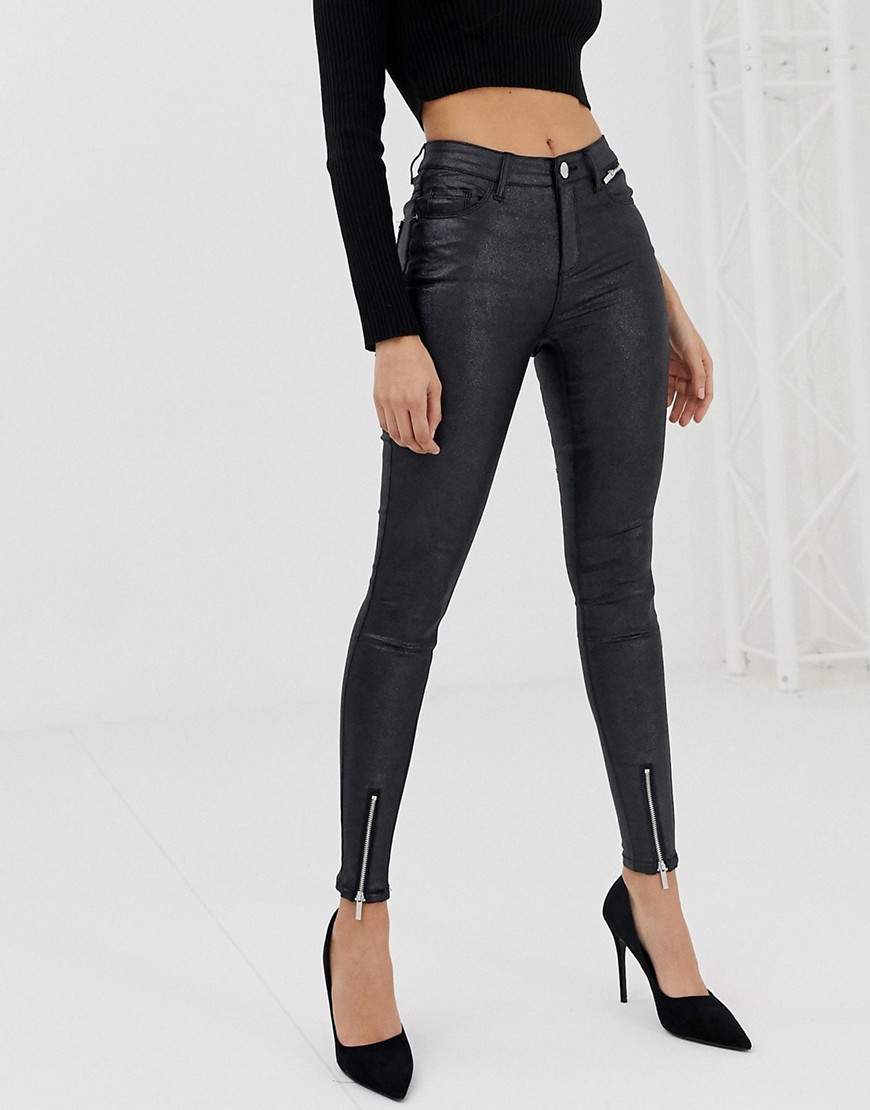 Lipsy – Ytbehandlade skinny jeans med slits vid bensluten-Svart