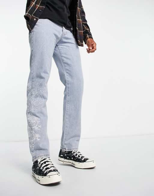 Liquor N Poker – Denim-Jeans in mittlerer blauer Waschung mit geradem Schnitt und Drachenstickerei