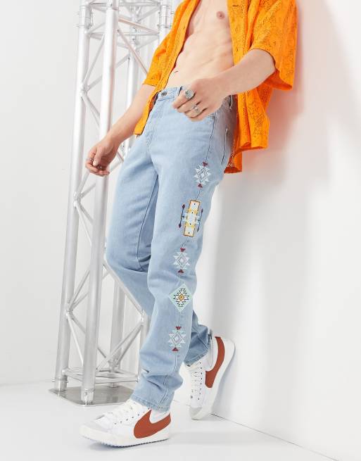 Liquor N Poker – Denim-Jeans in verwaschenem Hellblau mit geradem Schnitt und aztekischer Stickerei, Kombiteil