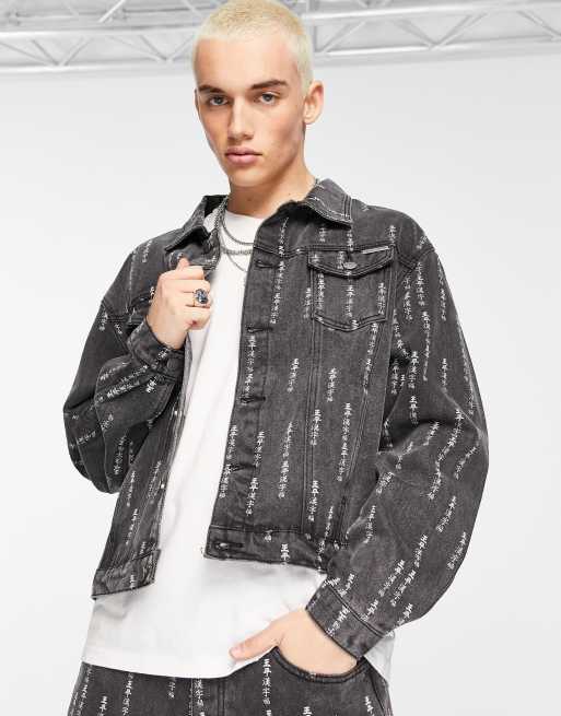 Liquor N Poker - Giacca trucker oversize in denim nero con stampa di ideogrammi in coordinato