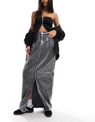 Liquor N Poker - Maxi-Jeansrock in Metallic-Silber mit Schlitz