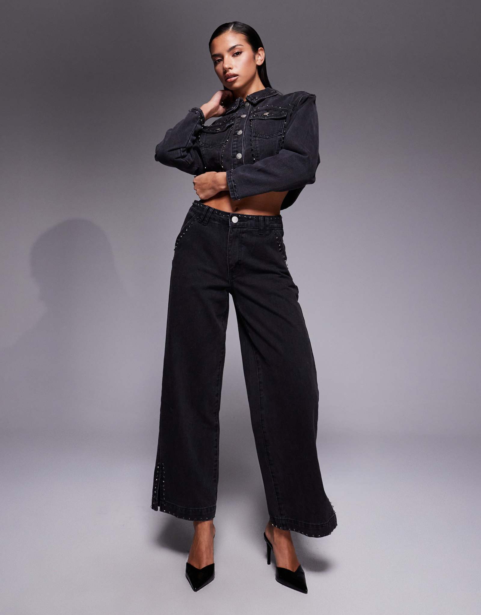 Прямые джинсы Liquor N Poker средней посадки со стразовым швом черного цвета, выполненные в стираном виде - часть комплекта