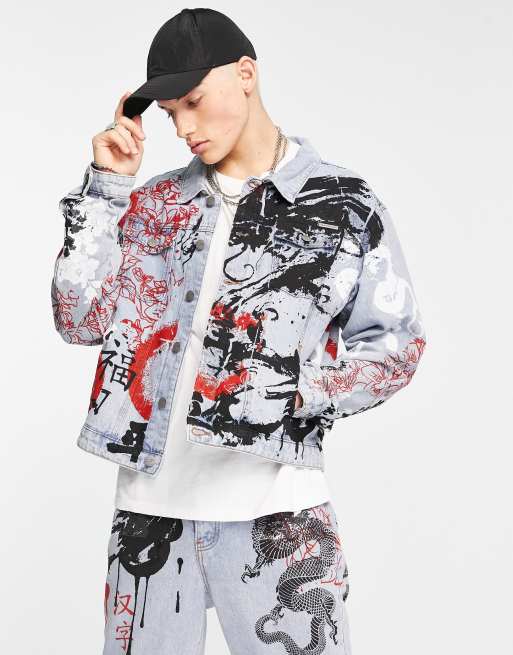 Liquor N Poker – Oversize-Truckerjacke aus Denim in hellblauer Waschung mit durchgehendem Drachenprint, Kombiteil