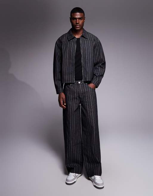 Liquor N Poker – Set in Schwarz mit Nadelstreifen, aus Harrington-Jacke mit Reißverschluss und Jeans, 3 von 3