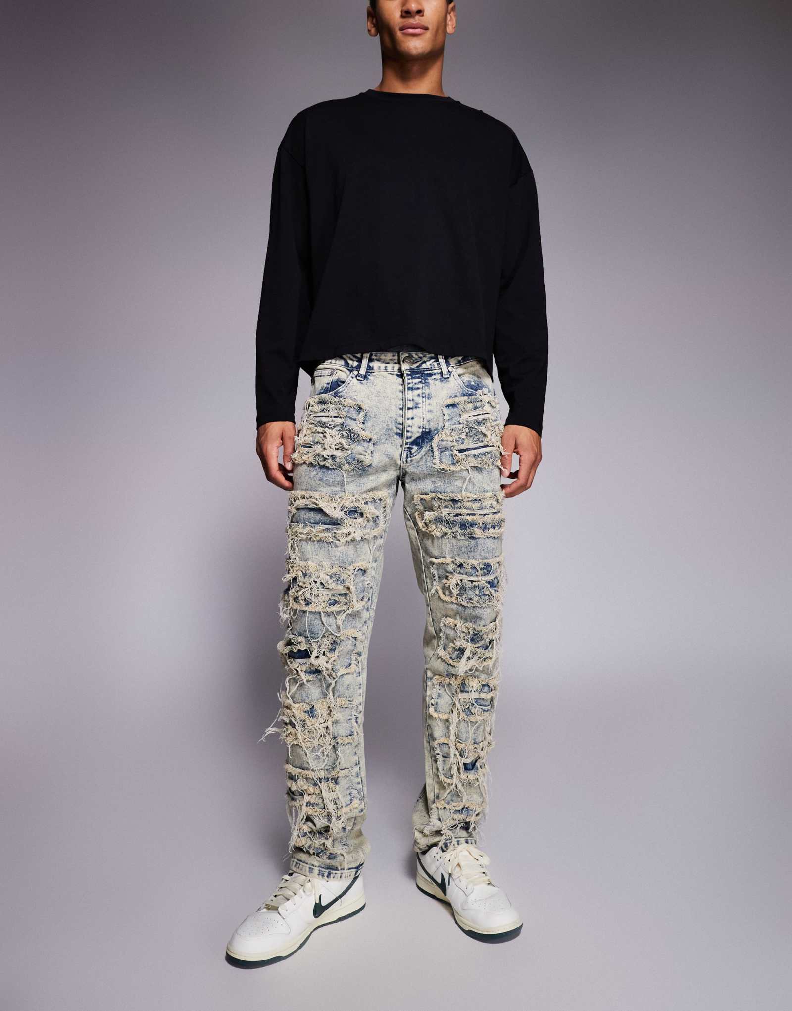 Джинсы Liquor N Poker с непринужденной укладкой и ремонтом из рваной джинсовой ткани светло-голубого цвета после стирки