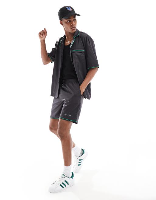 Liquor N Poker – Shorts in Schwarz mit Frucht-Print, Kombiteil