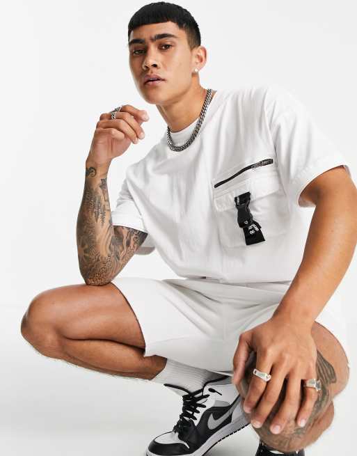 Liquor N Poker – Vit t-shirt i oversize med cargodetalj