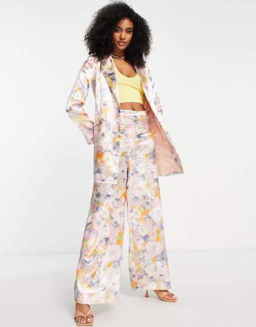 Liquorish Blazer croise ajuste d ensemble en satin a imprime fleurs Pastel clair delave