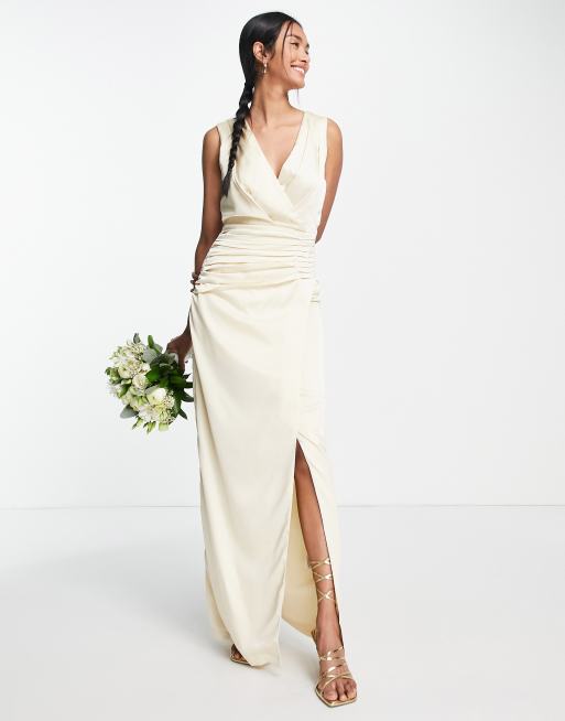 Liquorish – Bridesmaid – Maxikleid aus Satin in Champagner mit Vorderpartie im Wickeldesign