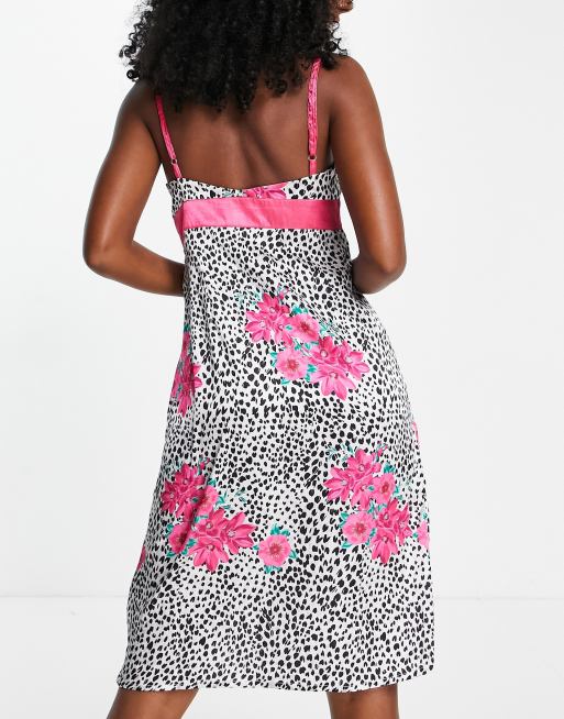 Liquorish Camicia da notte in raso con stampa leopardata e a fiori ASOS