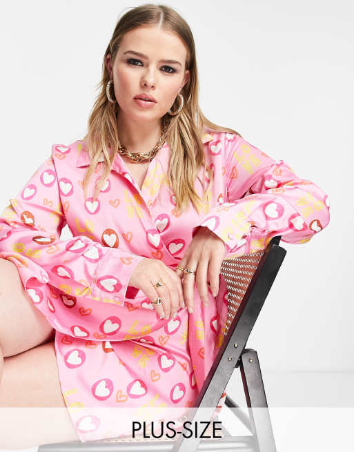 Liquorish Curve - Valentijn - Exclusives - Satijnen mini-jurk in roze met liefdesprint