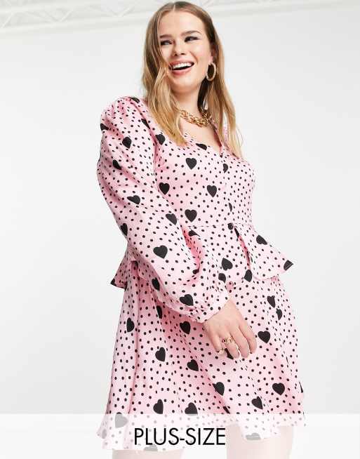 Liquorish Curve – Valentin – Exklusivt – Rosa, hjärtmönstrad miniklänning med omlottdesign 