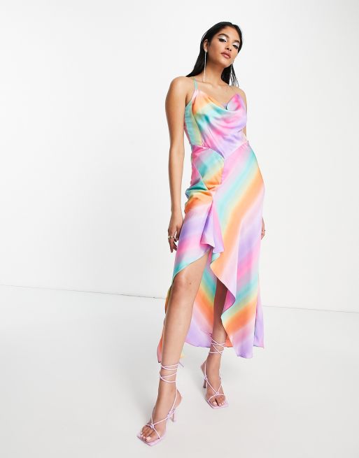 Liquorish – Editorial – Trägerkleid aus Satin mit mehrfarbigem Farbverlaufsmuster und Rüschen